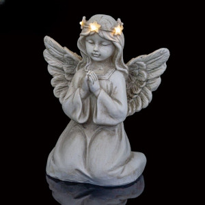 Aniołek klęczący ze złożonymi rękami wykonany z masy kamiennej i polirezyn 