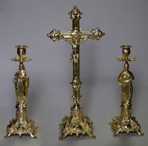 Mosiężny zestaw ołtarzowy krzyż i dwa świeczniki  "Matka i Syn", wysokość 39 cm
