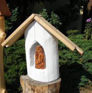 Kapliczka drewniana Jezus Frasobliwy - mała, drewno, biała