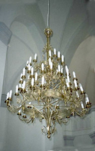 Żyrandol późniejszy gotyk, mosiężny, 42 płomienie (42 żarówki), średnica 140 cm