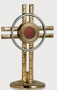 Relikwiarz w kształcie krzyża  ze srebrną aureolą, mosiężny, złocony, wysokość 21 cm